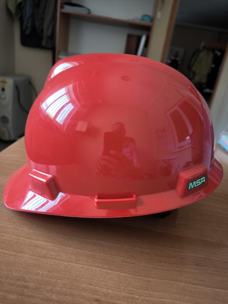 КАСКА ЗАЩИТНАЯ С КОЗЫРЬКОМ MSA V-GARD