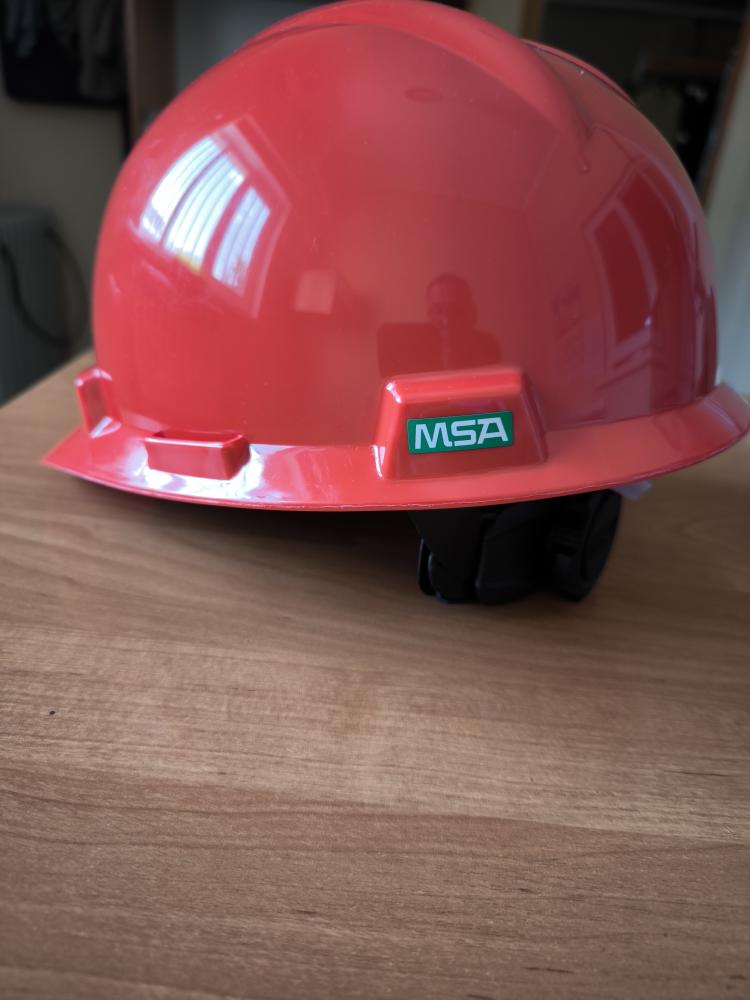 КАСКА ЗАЩИТНАЯ С КОЗЫРЬКОМ MSA V-GARD